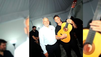 Regaló Bedolla guitarra de Paracho a Alejandro Sanz