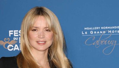 Virginie Efira très élégante : elle pose en micro robe à pois et blazer oversize à Cabourg