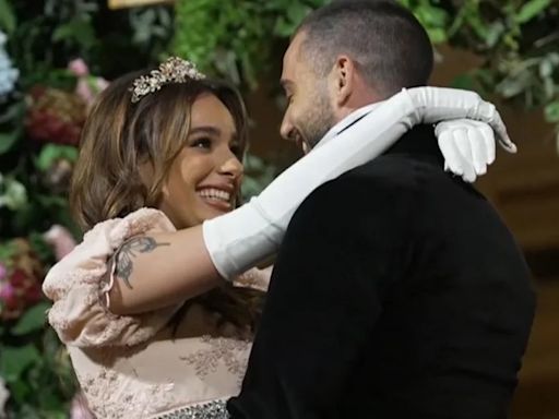 La falsa boda de Nico Occhiato y Flor Jazmín Peña: los mejores looks “de época” de una noche de gala en el Teatro Colón