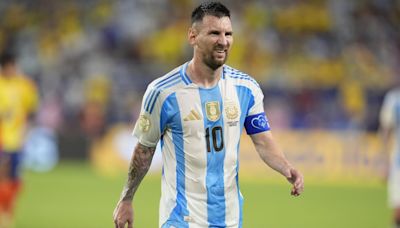 Ícono del fútbol elige a los 3 mejores de la historia y se "olvida" de Lionel Messi - La Opinión