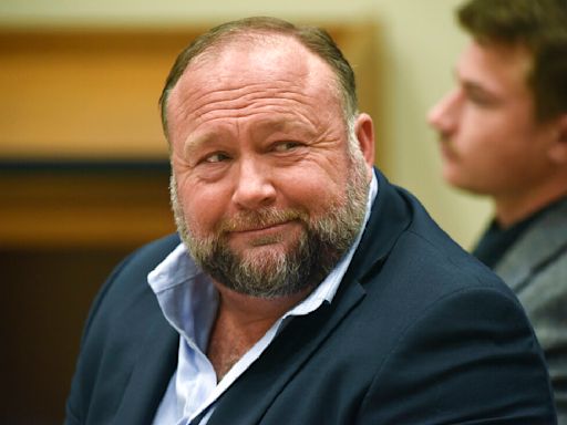 Un juez ordena la liquidación de los bienes de Alex Jones para que pague su condena por mentir y negar la masacre de Sandy Hook