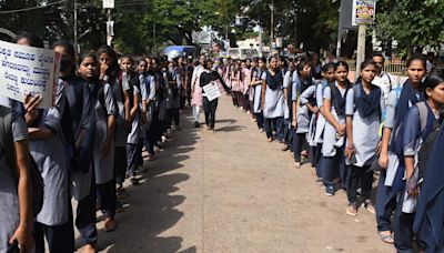 Silent protest march taken out in Dharwad condemning crime against women