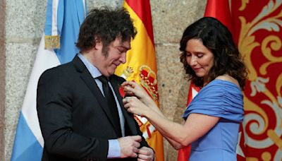 Milei ataca a Pedro Sánchez de nuevo; derecha española le otorga medalla