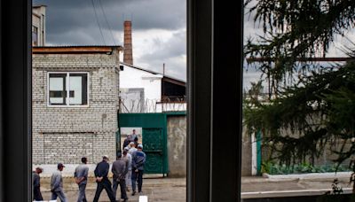 Así es el día a día de un preso ruso en una cárcel de Ucrania