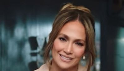 Jennifer Lopez viaja na classe econômica de voo e chama a atenção