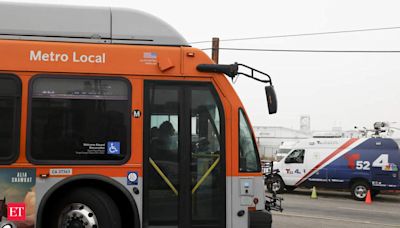 Los Angeles bus hijack: One killed; gunman leads police on downtown chase