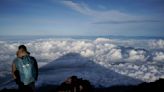 Rescatistas trabajan para bajar cuerpos encontrados en el monte Fuji, Japón