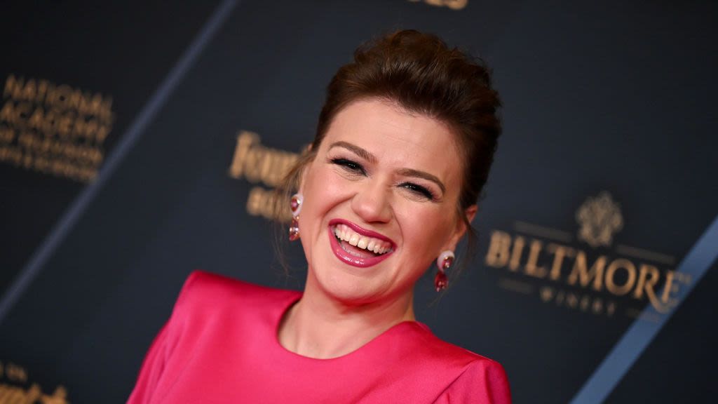 Kelly Clarkson Stole the Show at the Daytime Emmy Awards In a Stunning Pink Dress