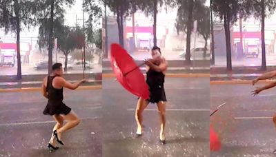 Vulcanizador se viraliza por bailar "Umbrella" mientras llovía