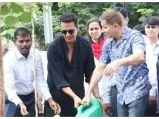 Akshay Kumar joins Mumbai's tree plantation drive to honour his parents | Hindi Movie News - Times of India