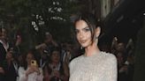 Así fue vestida Emily Ratajkowski a la Gala MET