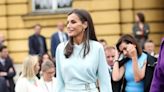 La reina Letizia renueva su vestido almeriense con pendientes de Leonor y accesorios 'animal print'