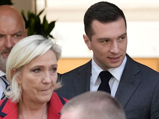 Líder ultraderechista francesa Le Pen cuestiona papel del presidente como jefe del ejército