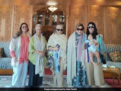 Inside Asha Parekh And BFFs Waheeda Rehman, Helen's Vacation In Srinagar