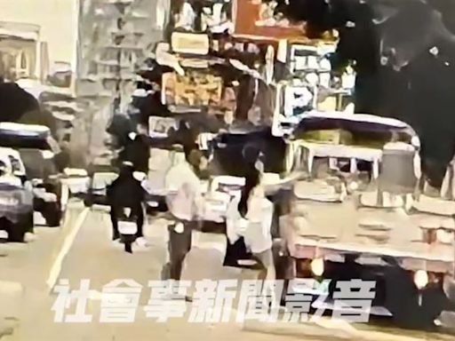 有夠衰！台中情侶當街激烈爭吵女「踹踢爬車斗」 路邊瓦斯貨車成出氣筒