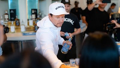 Wahlberg plays movie host at new Fontainebleau series