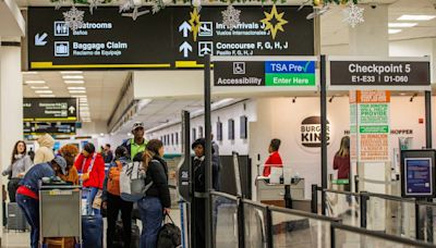 Visita de oficiales cubanos al aeropuerto de Miami causa protesta de funcionarios locales