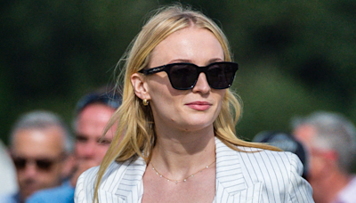 Cet imprimé ultra-flatteur fait gagner dix centimètres (et Sophie Turner nous donne une leçon de chic pour l'adopter)