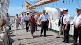 Robles visita el 'Juan Sebastián de Elcano' y felicita a la dotación tras su 96 crucero de instrucción