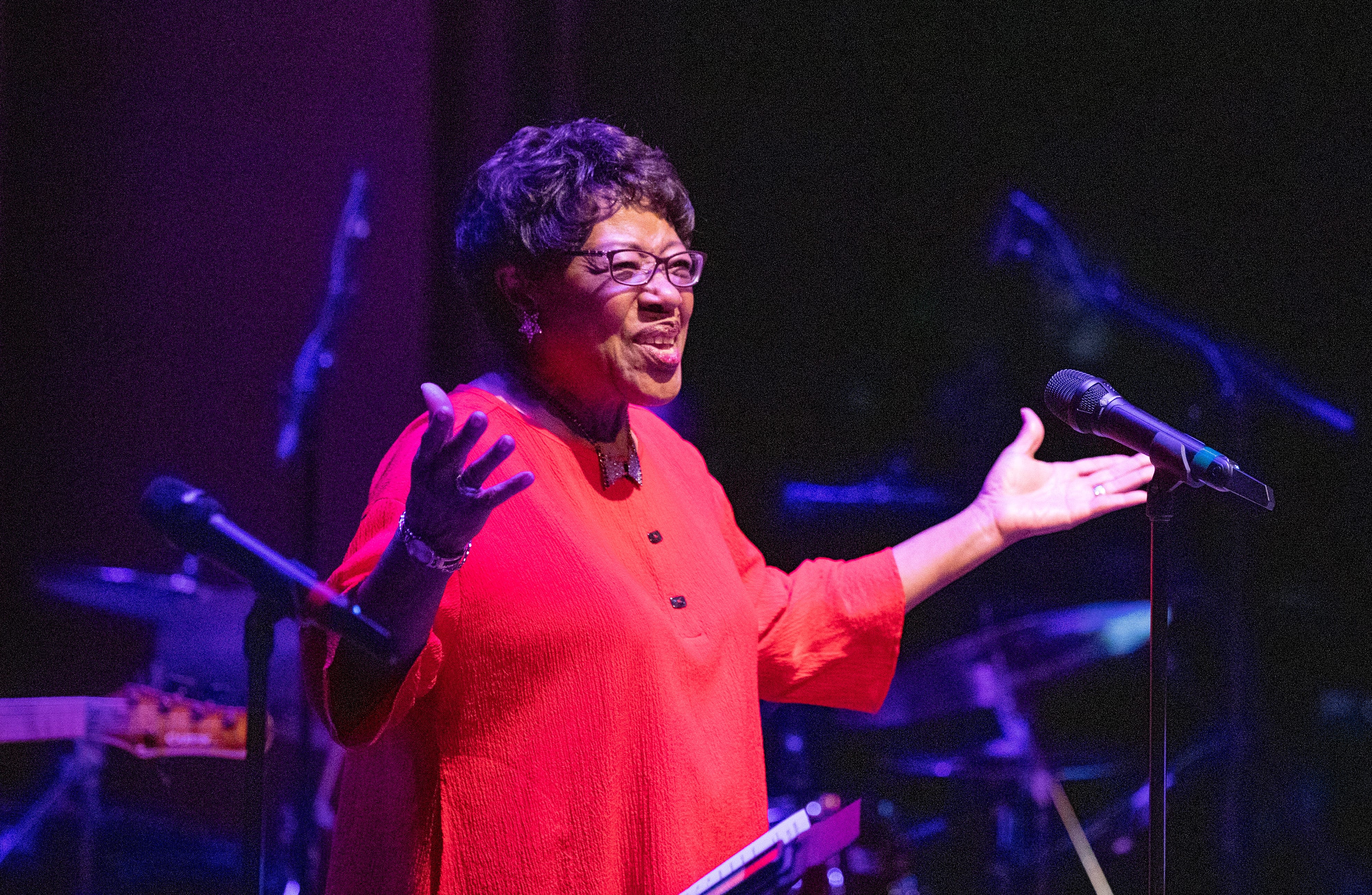 Lyle Lovett surprises Phoenix legend Francine Reed with birthday message: 'We love you'