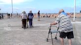 Una residencia de ancianos cumple el sueño de sus internos y los lleva a ver el mar por primera vez: "Una alegría muy grande, por fin"