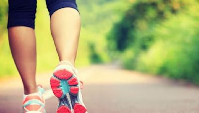 Caminar hacia atrás: beneficios para la salud física y mental