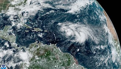 Debby se debilita a tormenta tropical tras tocar tierra en Florida como un huracán