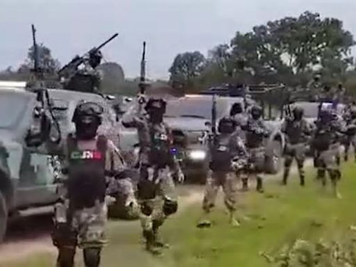 Narcos del cártel Jalisco Nueva Generación disparan a un helicóptero militar durante un espectacular operativo con diez muertos en Michoacán