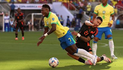 Fuerte: aceptan que fue un error no dar el penal a Vinicius en Brasil-Colombia