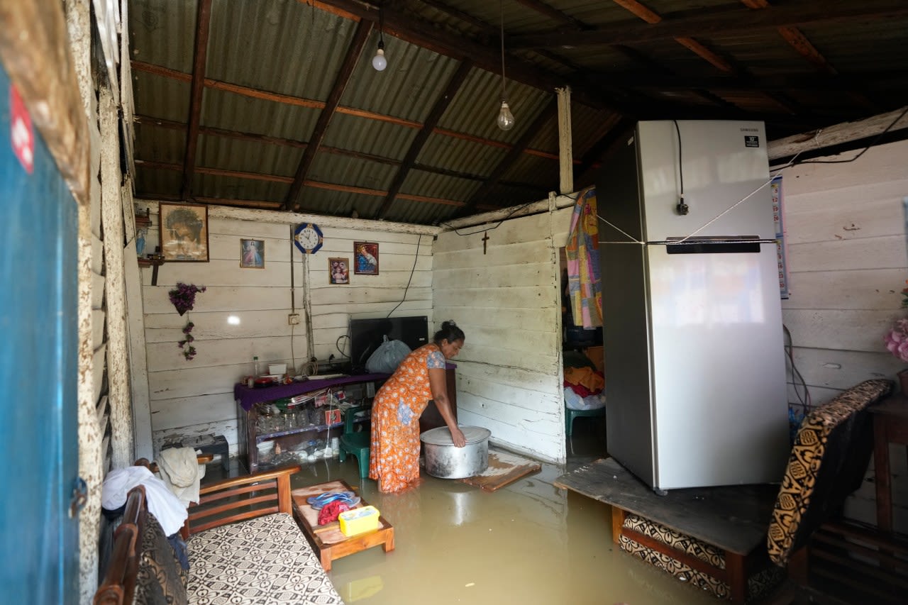 Sri Lanka closes schools as floods and mudslides leave 10 dead and 6 others missing