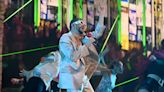 Bad Bunny y los muchos símbolos de un beso que no todos entendieron