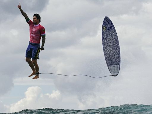 La historia detrás de la foto viral de Gabriel Medina, surfista en París 2024