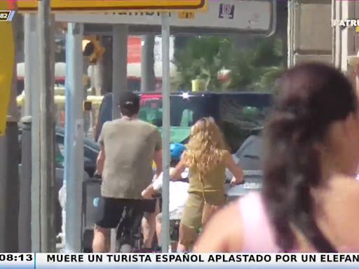 Elsa Pataky y Chris Hemsworth sorprenden al pasear por Barcelona en bicicleta con sus hijos