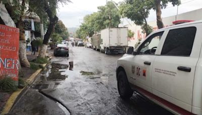 Lluvia deja inundaciones en Tláhuac y un árbol caído en Azcapotzalco