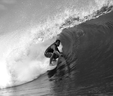 WSL e lendas do surfe lamentam morte de surfista atacado por tubarão no Havaí