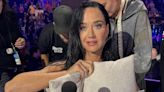 Katy Perry se queda sin top en pleno directo y acaba tapándose con un cojín