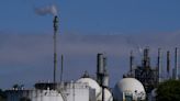 Petroleras en cumbre climática prometen reducir metano; según ambientalistas, es una cortina de humo
