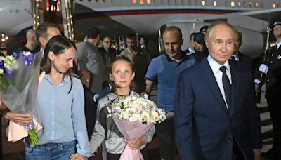 Children of spies only discovered they were Russian on the plane to Moscow, Kremlin says