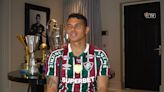 Thiago Silva chega ao Brasil com grande festa da torcida do Fluminense