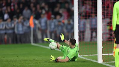 Video: el gol en contra del Dibu Martínez que abrió el marcador a favor del Liverpool | + Deportes