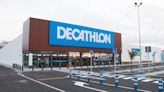 Adiós al sol y al viento: Decathlon baja el precio de la sombrilla más vendida este verano: