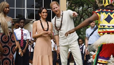 El mensaje que Meghan Markle podría haber mandado a la Familia Real con su vestido en Nigeria