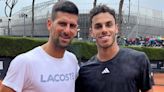 Qué recursos tiene Francisco Cerúndolo para buscar el gran golpe en Roland Garros y vencer a Novak Djokovic