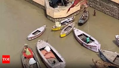 UP: Water levels rise in Ganges in Varanasi; ban on plying small boats in river | Varanasi News - Times of India