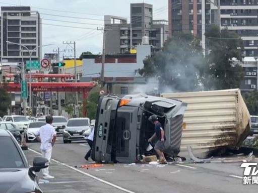 疑車速過快！新竹聯結車翻覆 駕駛「卡車內」搶救中│TVBS新聞網