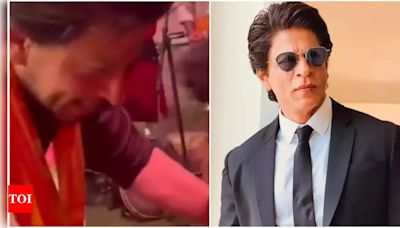 Shah Rukh Khan politely stops fan from touching his feet, offers gratitude; watch video here | Hindi Movie News - Times of India