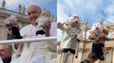 La “Simimanía” llega al Vaticano: El Papa Francisco presumió sus peluches del Dr. Simi