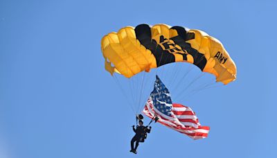 Chicago Air & Water Show thrills fans as Golden Knights, Blue Angels take to the sky