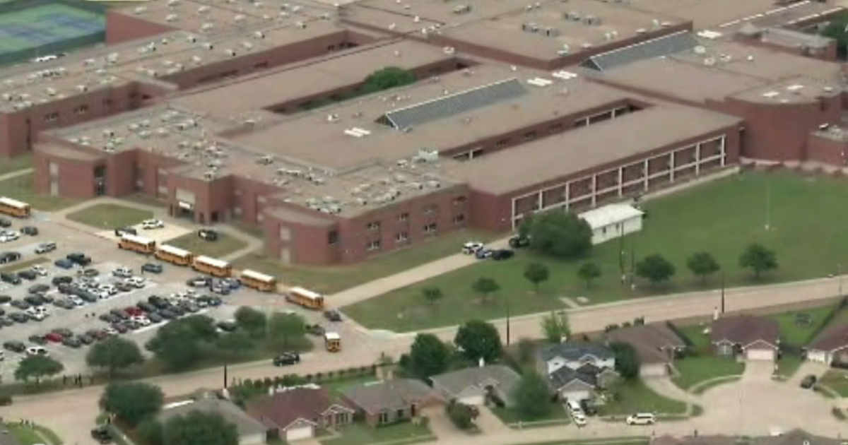 1 student dead in shooting on Arlington high school campus; suspect in custody, police say