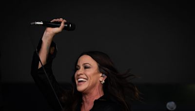 Setlist: Here's everything Alanis Morissette played at her Acrisure Arena concert